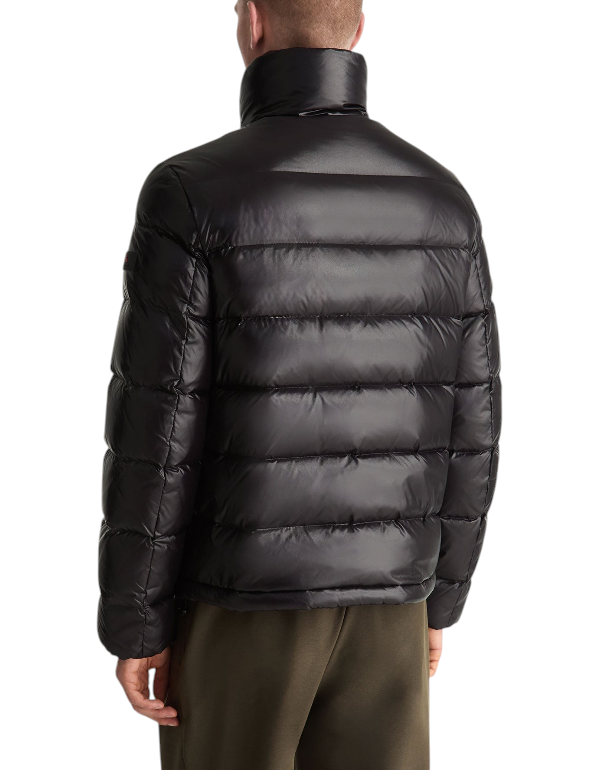 Vista posteriore del piumino corto nero Peuterey Keke LKS GRS Linear indossato da un uomo su DevidLabel