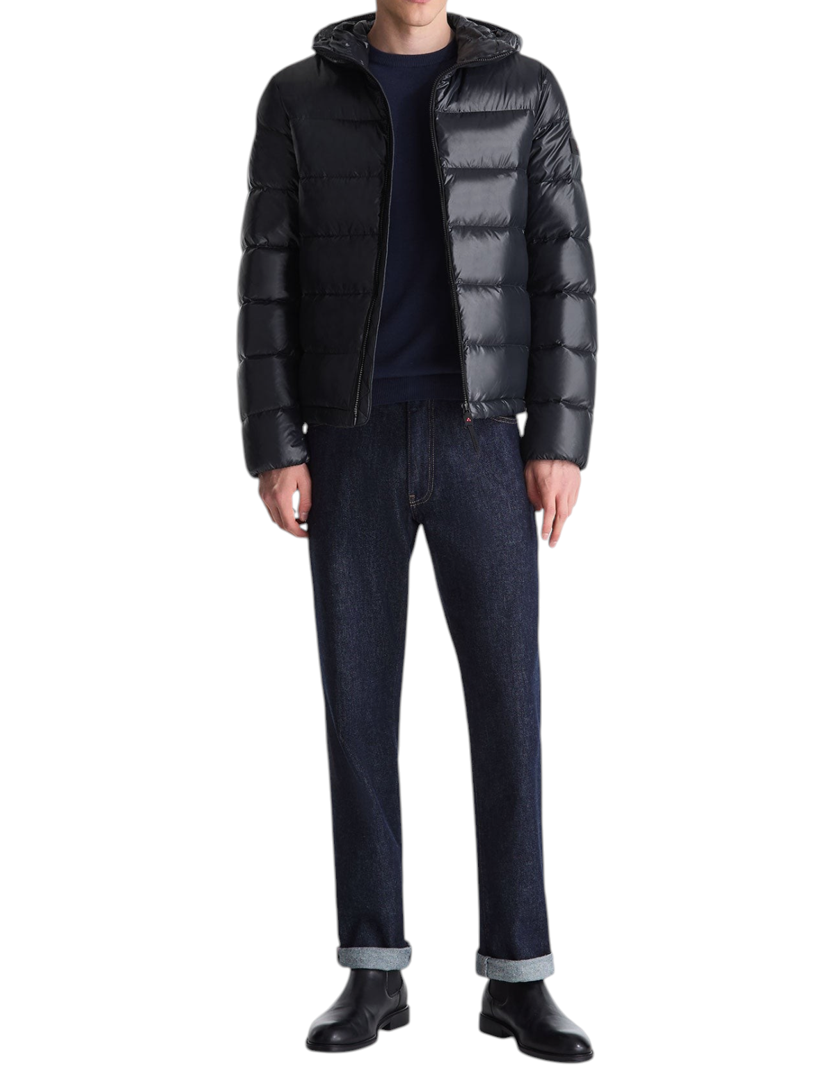 Modello indossa piumino corto DevidLabel Peuterey Honova blu grafite con cappuccio e imbottitura in piuma d'anatra