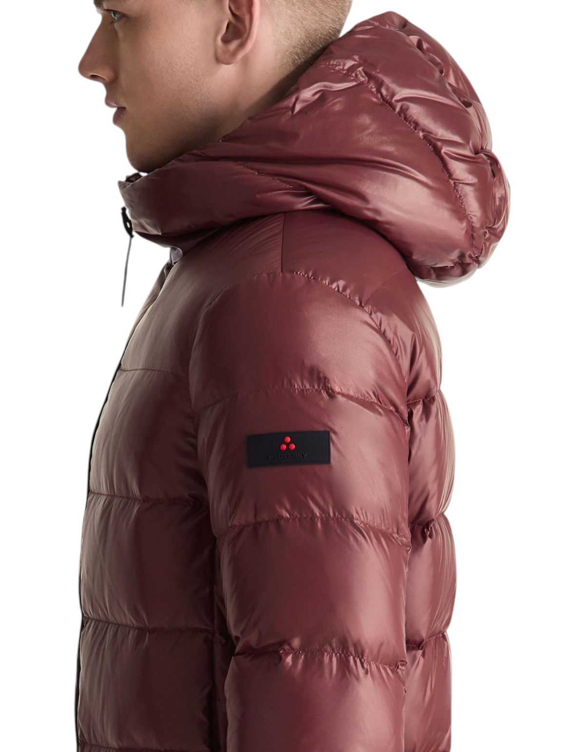 Modello di profilo indossa piumino corto Peuterey Honova rosso prugna con cappuccio, collezione DevidLabel