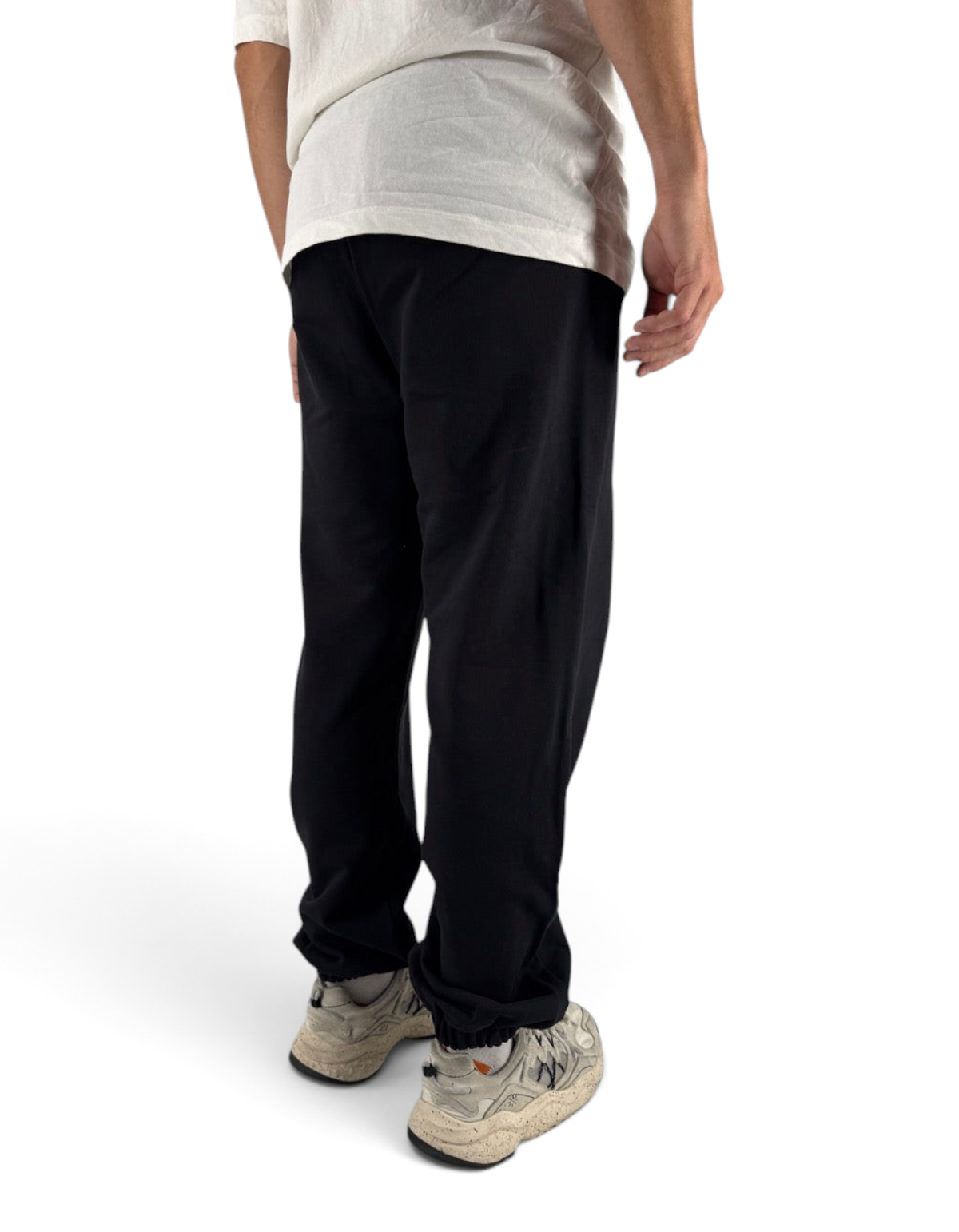 Pantalone in felpa nero Marcelo Burlon County Of Milan indossato, vista posteriore, collezione DevidLabel