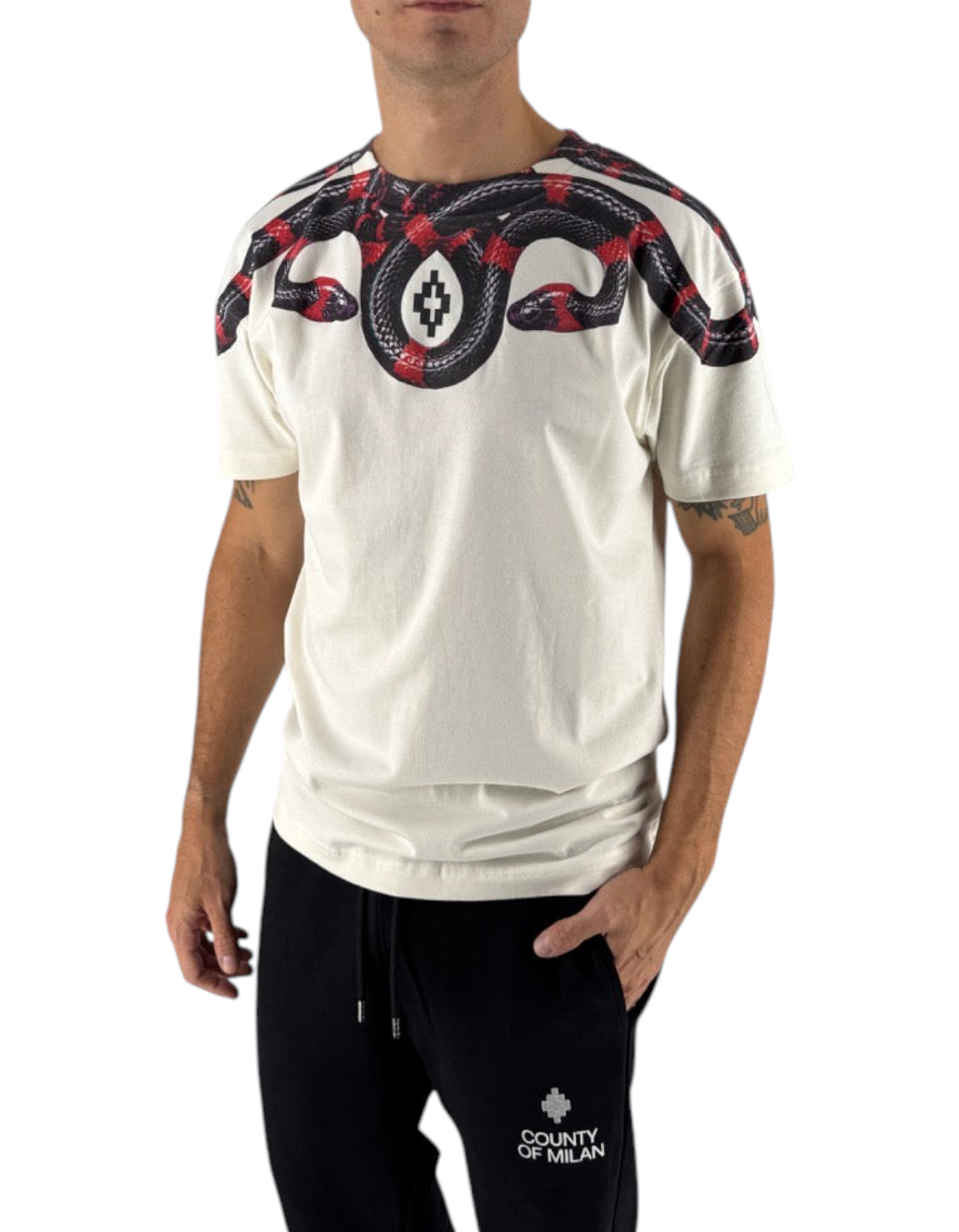 Modello indossa t-shirt DevidLabel Marcelo Burlon County Of Milan color cocco con stampa serpente iconica in cotone