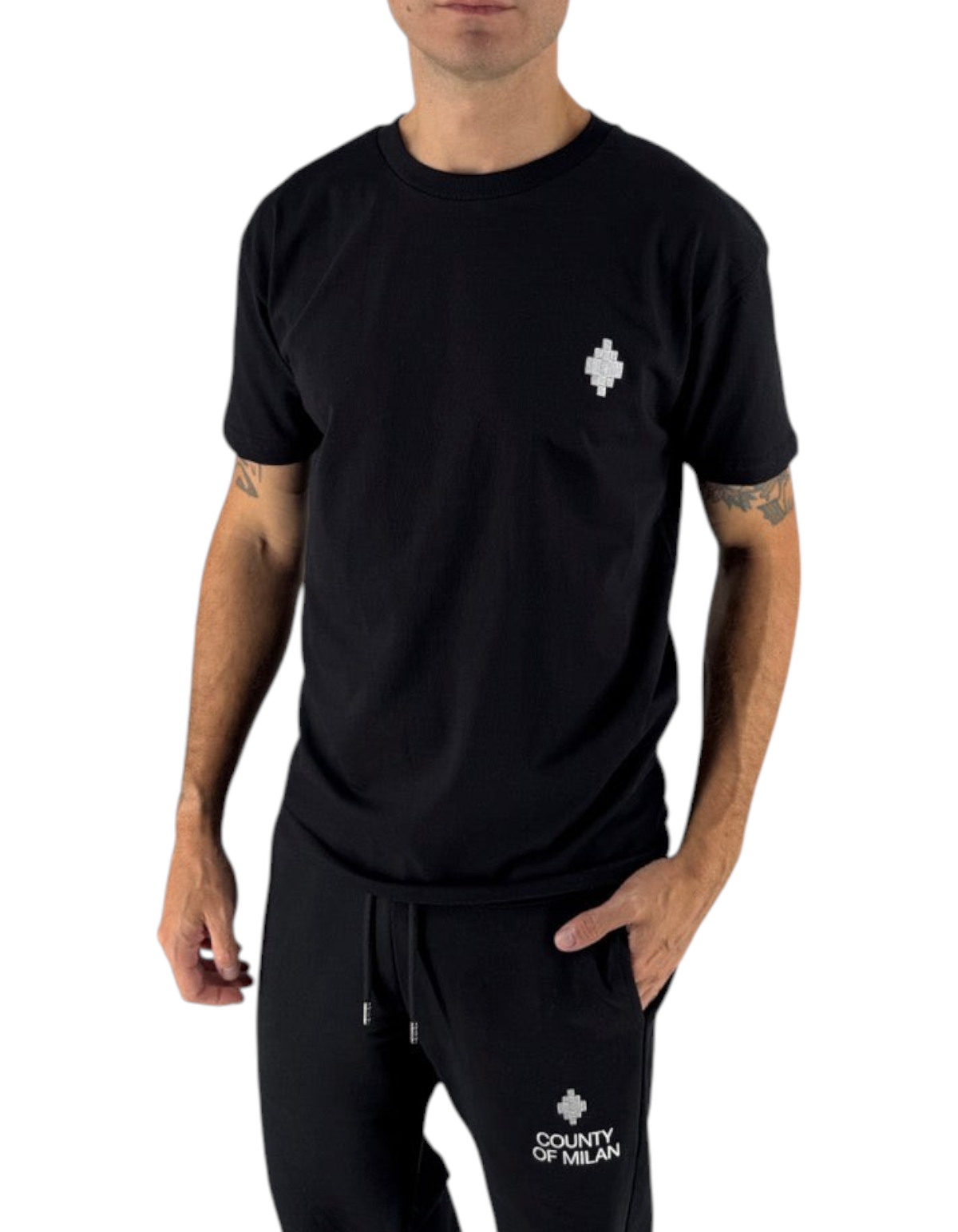 Modello indossa t-shirt nera in cotone Marcelo Burlon County Of Milan con logo bianco, proposta da DevidLabel