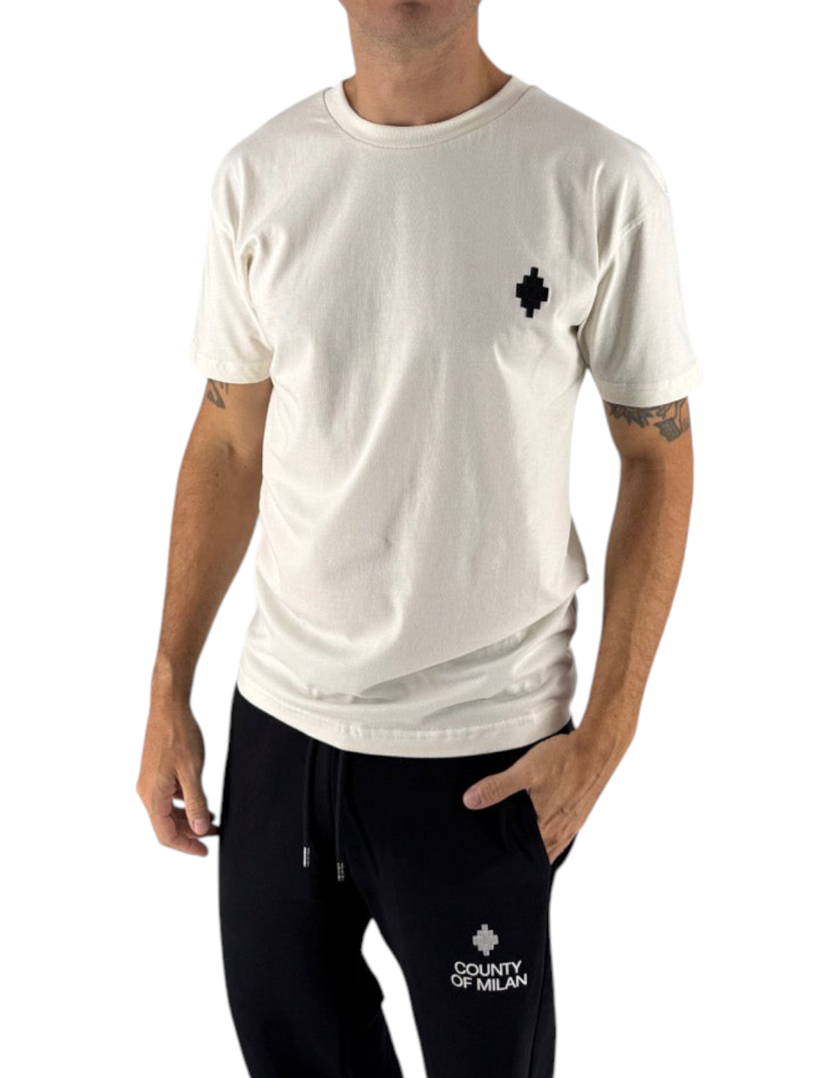 Modello indossa t-shirt Marcelo Burlon County Of Milan color cocco in cotone con logo nero, proposta da DevidLabel.