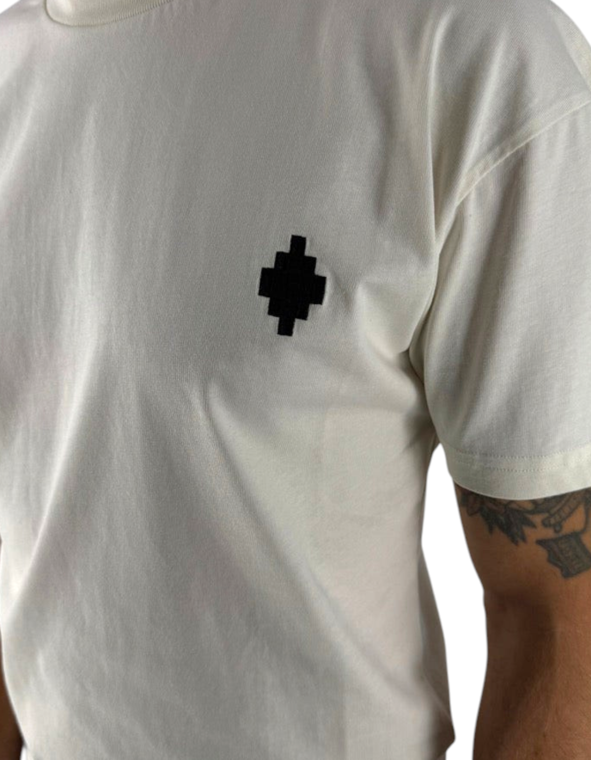T-shirt Marcelo Burlon County Of Milan color cocco in cotone indossata da un uomo, vista frontale