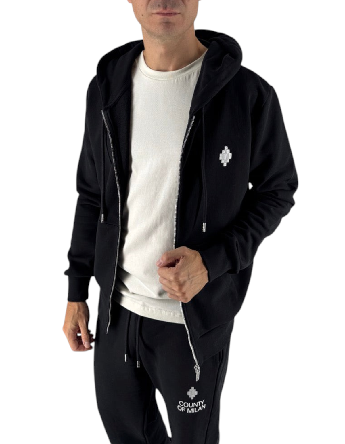 Modello indossa felpa con zip e cappuccio nera in cotone Marcelo Burlon - County Of Milan da DevidLabel