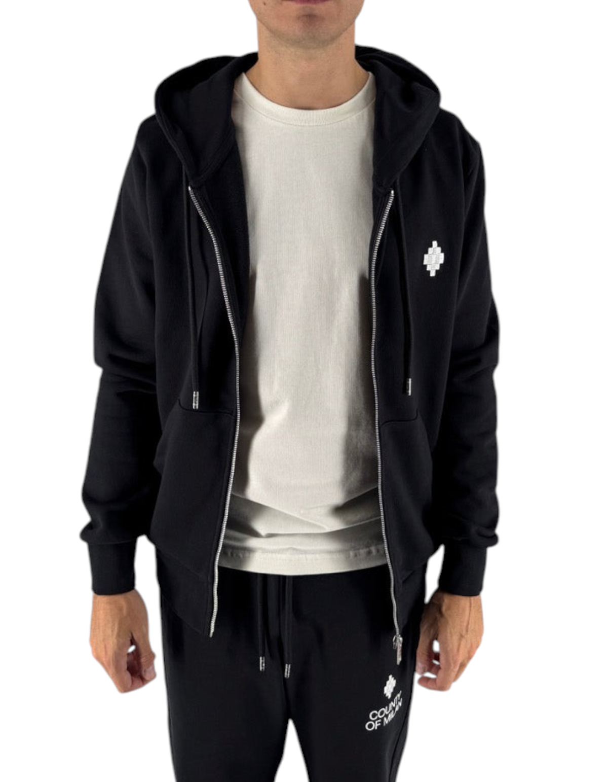 Modello indossa felpa con zip e cappuccio DevidLabel Marcelo Burlon County Of Milan in cotone nero con logo bianco