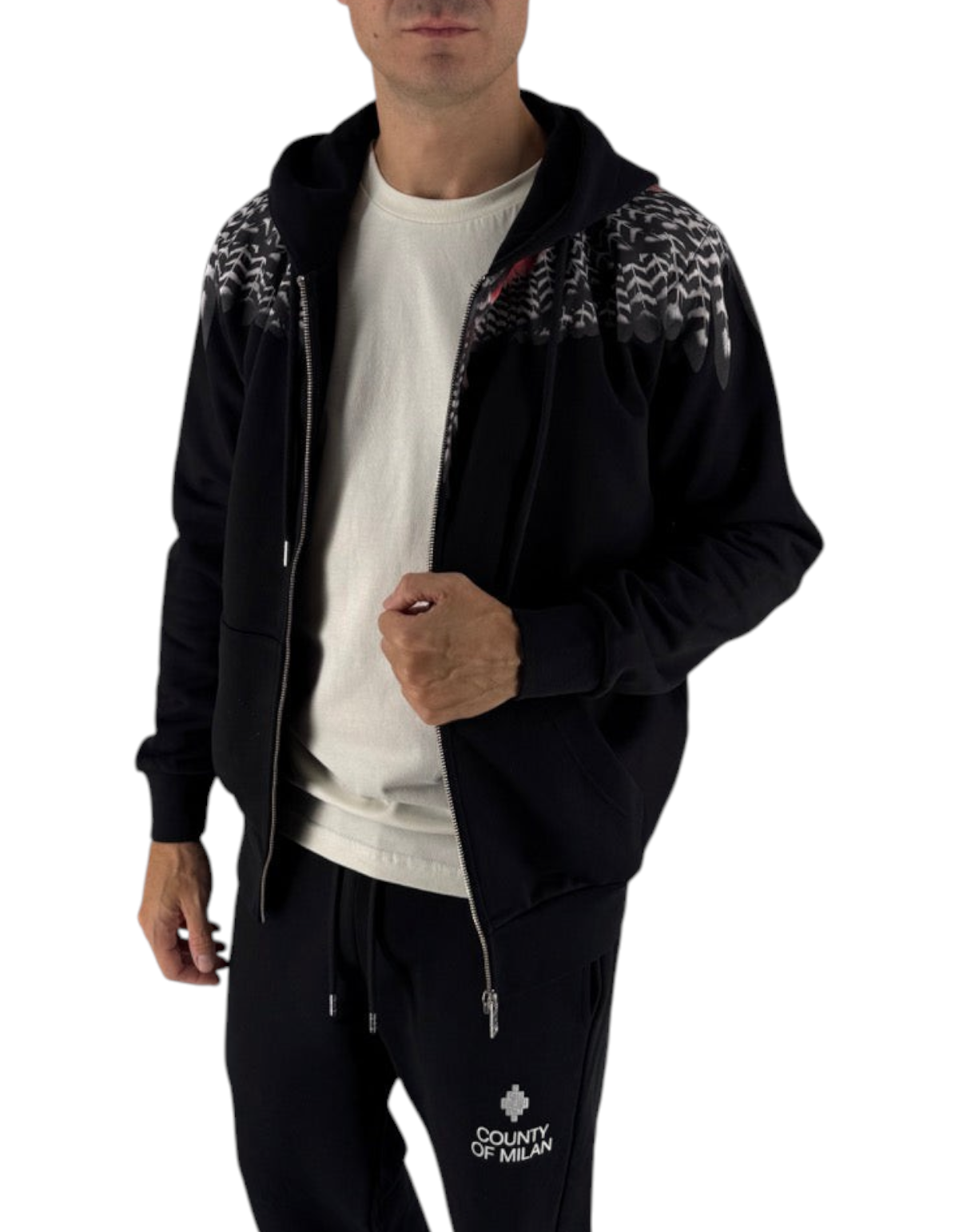 Modello indossa felpa con zip e cappuccio nera Marcelo Burlon - County Of Milan in cotone con iconica stampa ali