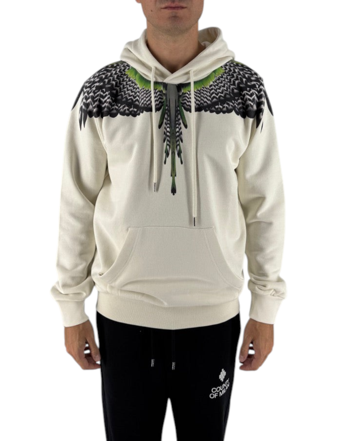 Modello indossa hoodie DevidLabel Marcelo Burlon County Of Milan color cocco in cotone con iconica stampa ali