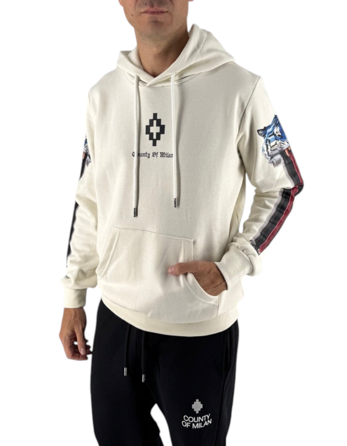 Modello indossa felpa con cappuccio DevidLabel Marcelo Burlon County Of Milan color cocco in cotone con grafiche
