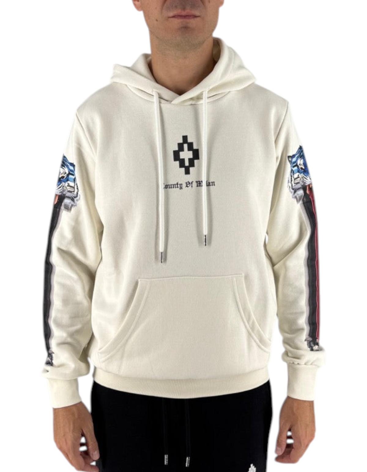 Modello indossa felpa con cappuccio DevidLabel Marcelo Burlon County Of Milan color cocco in cotone con grafiche