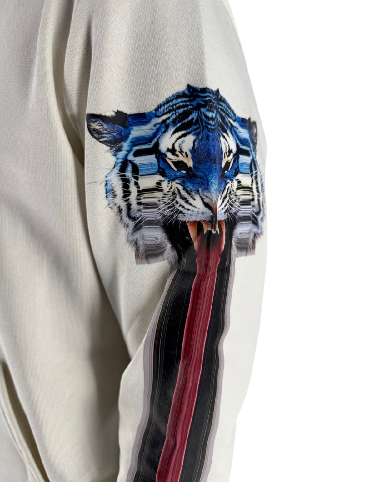 Dettaglio della manica di una felpa DevidLabel Marcelo Burlon in cotone color cocco con stampa tigre blu e rossa