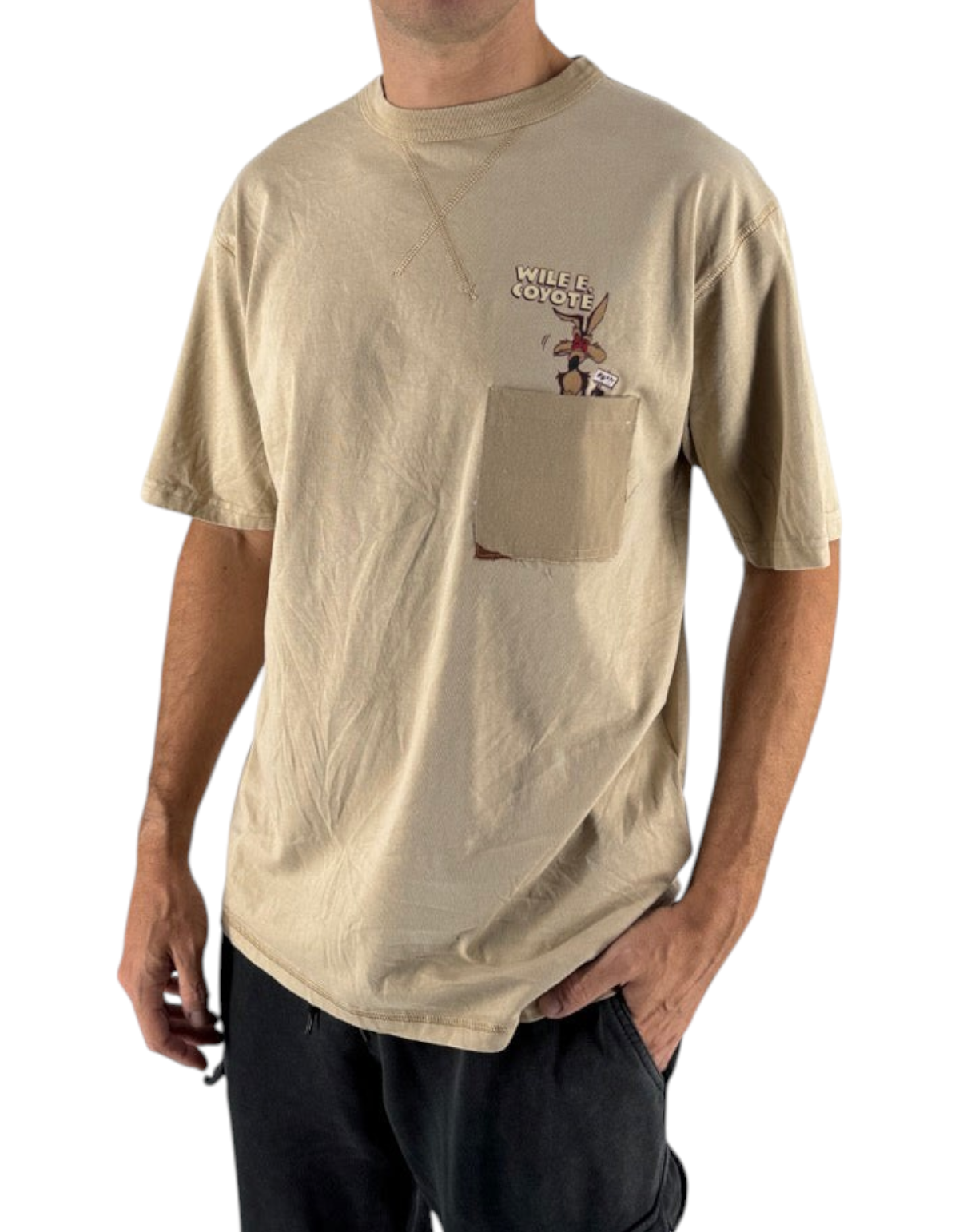 Modello indossa T-shirt DevidLabel color cammello con taschino e grafica Wile E. Coyote dei Looney Tunes