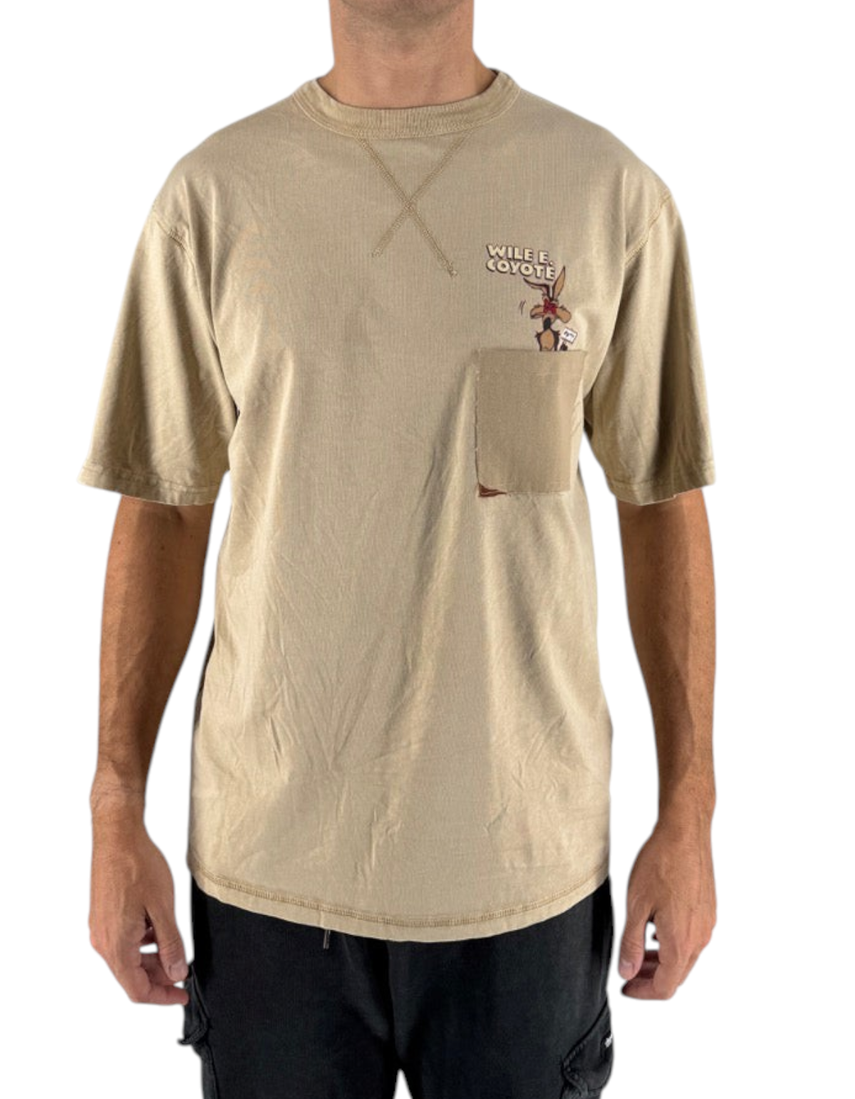 Modello indossa t-shirt color cammello DevidLabel con taschino e grafica Wile E. Coyote Looney Tunes