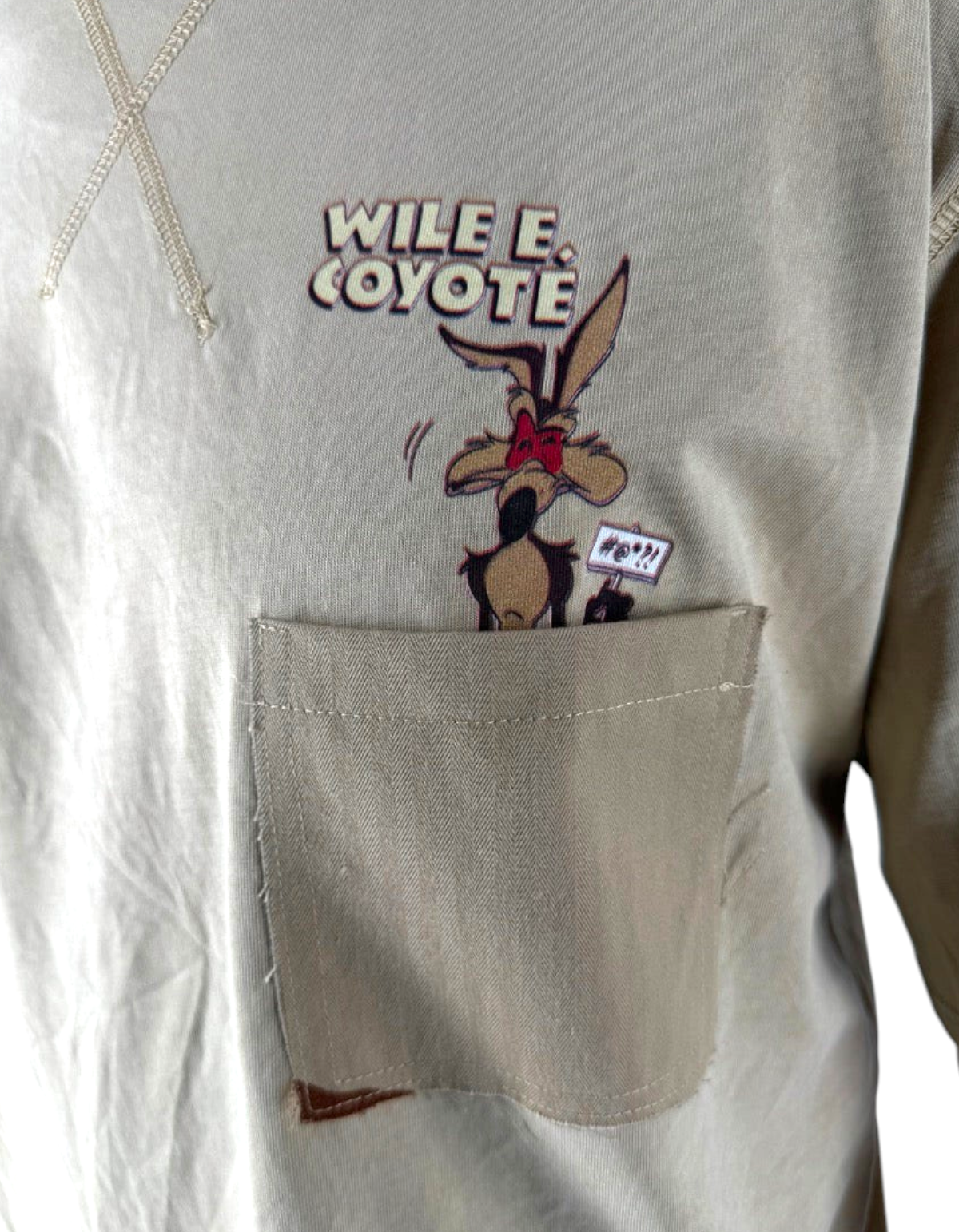 T-shirt color cammello DevidLabel con taschino e stampa di Wile E. Coyote dei Looney Tunes