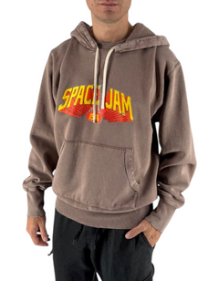 Modello con felpa Front Street cammello x Looney Tunes con cappuccio e grafica Space Jam