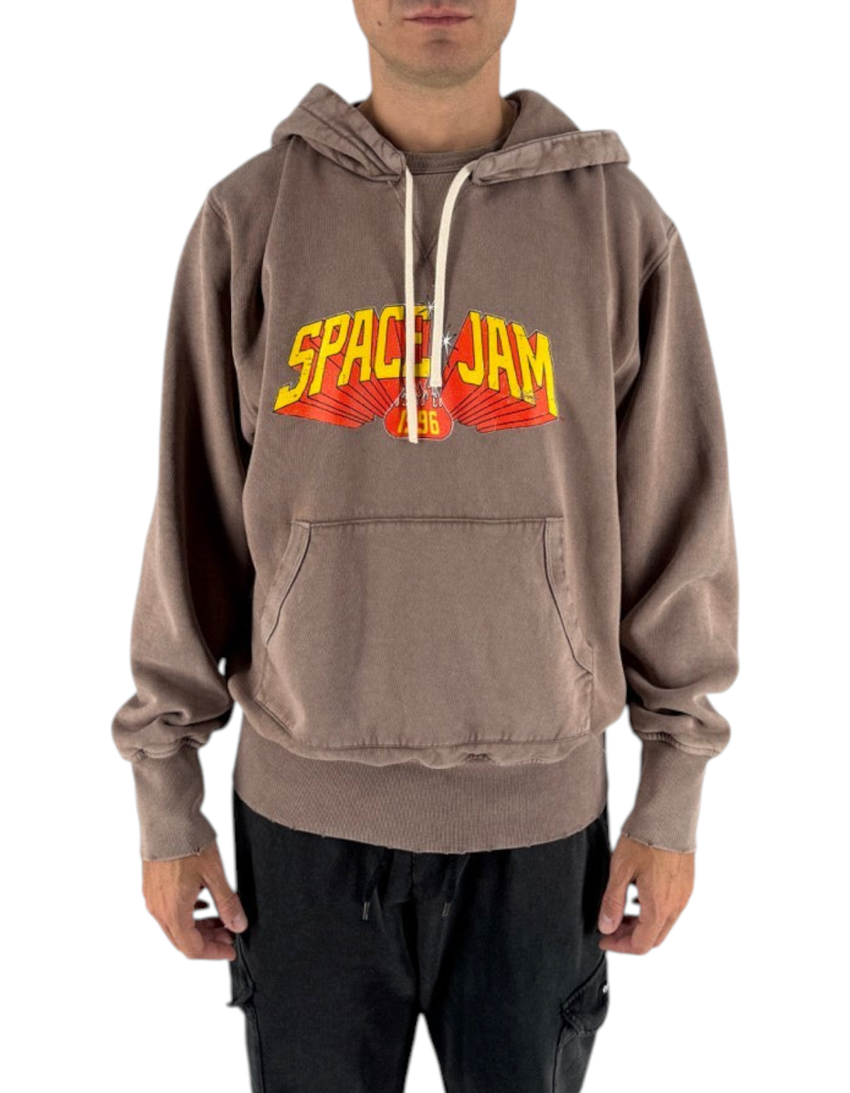 Felpa con cappuccio DevidLabel color cammello con grafica Space Jam sul petto indossata da un modello