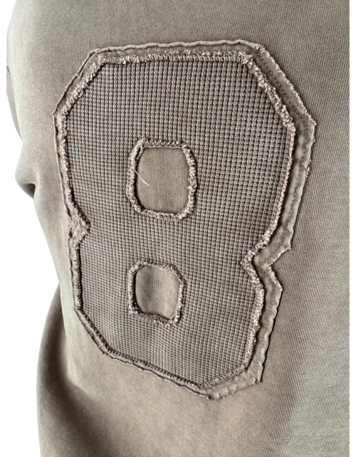 Dettaglio del retro della felpa DevidLabel color cammello con applicazione numerica in tessuto waffle sfrangiato
