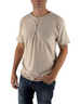 Modello indossa T-shirt DevidLabel Vigo color sabbia in jersey di cotone con scollo serafino a 3 bottoni e taglio vivo