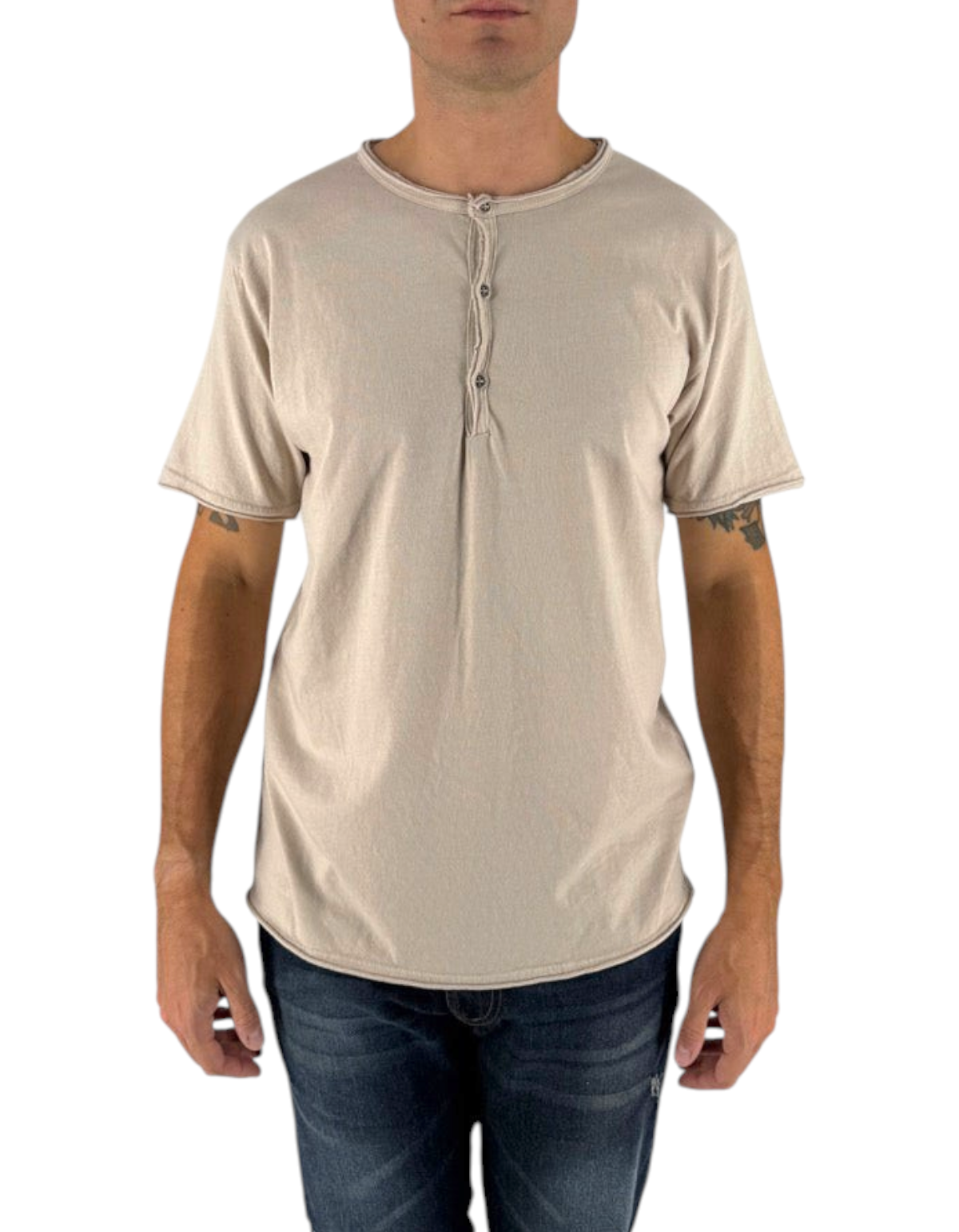 Modello indossa T-shirt DevidLabel Vigo color sabbia in jersey di cotone con scollo serafino a tre bottoni e taglio vivo