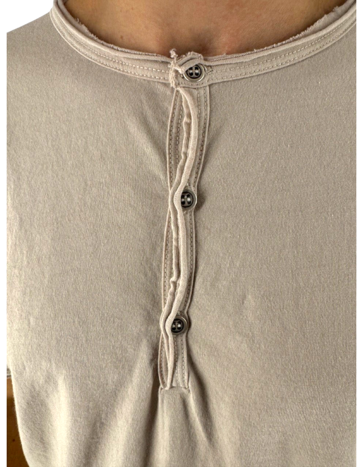 T-shirt serafino DevidLabel modello Vigo color sabbia in jersey di cotone con bottoni in metallo e bordi a taglio vivo