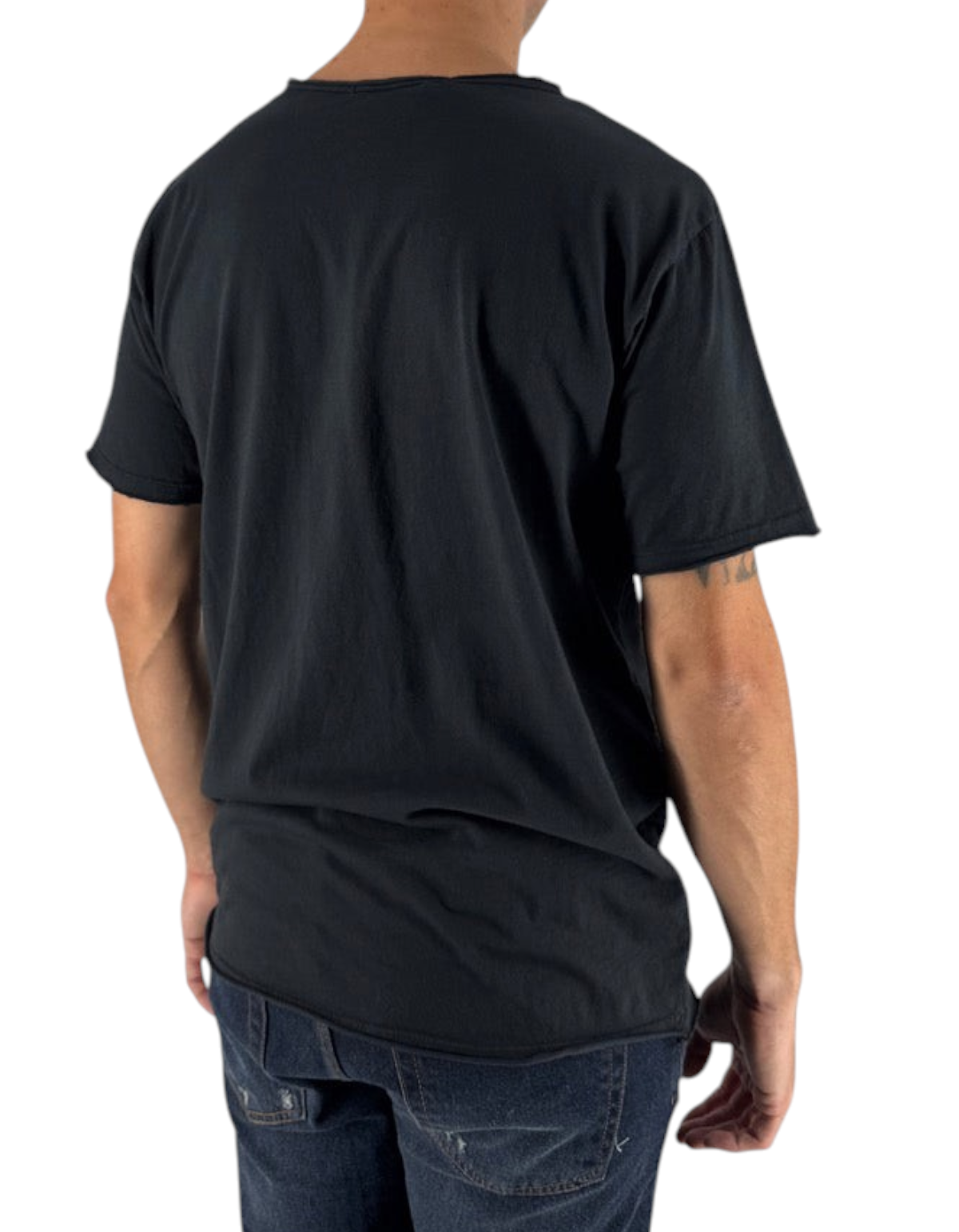 Vista posteriore della t-shirt nera DevidLabel Vigo in jersey di cotone con dettagli a taglio vivo su collo e maniche