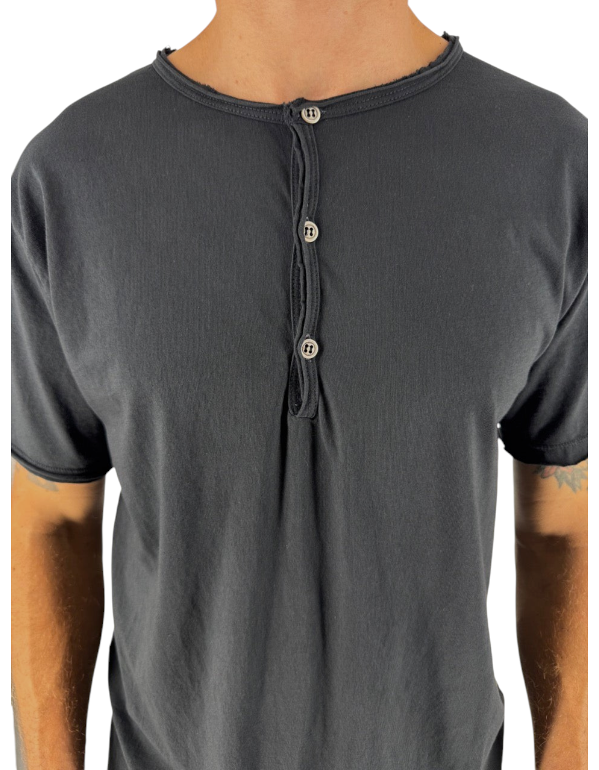 T-shirt DevidLabel Vigo nera in jersey di cotone con scollo serafino a tre bottoni e dettagli a taglio vivo