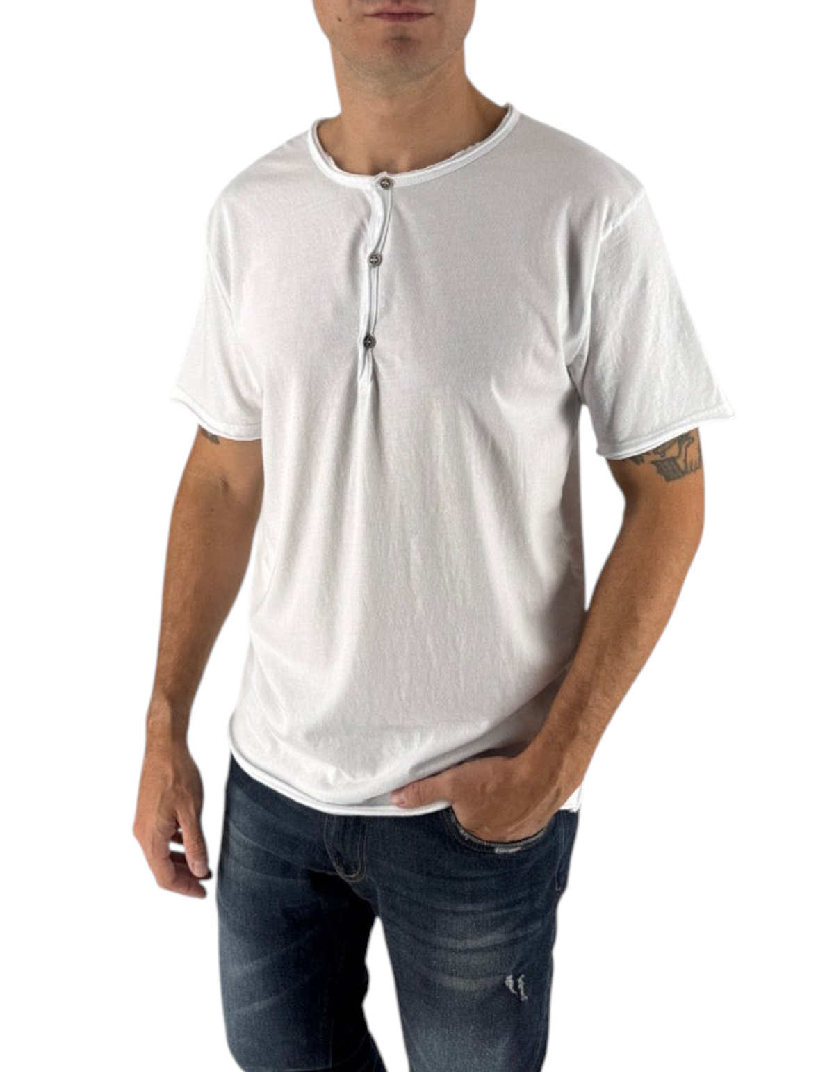 Modello indossa T-shirt DevidLabel Vigo bianca in jersey di cotone con scollo serafino a tre bottoni e taglio vivo