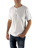 Modello indossa T-shirt DevidLabel Vigo bianca in jersey di cotone con scollo serafino a tre bottoni e taglio vivo
