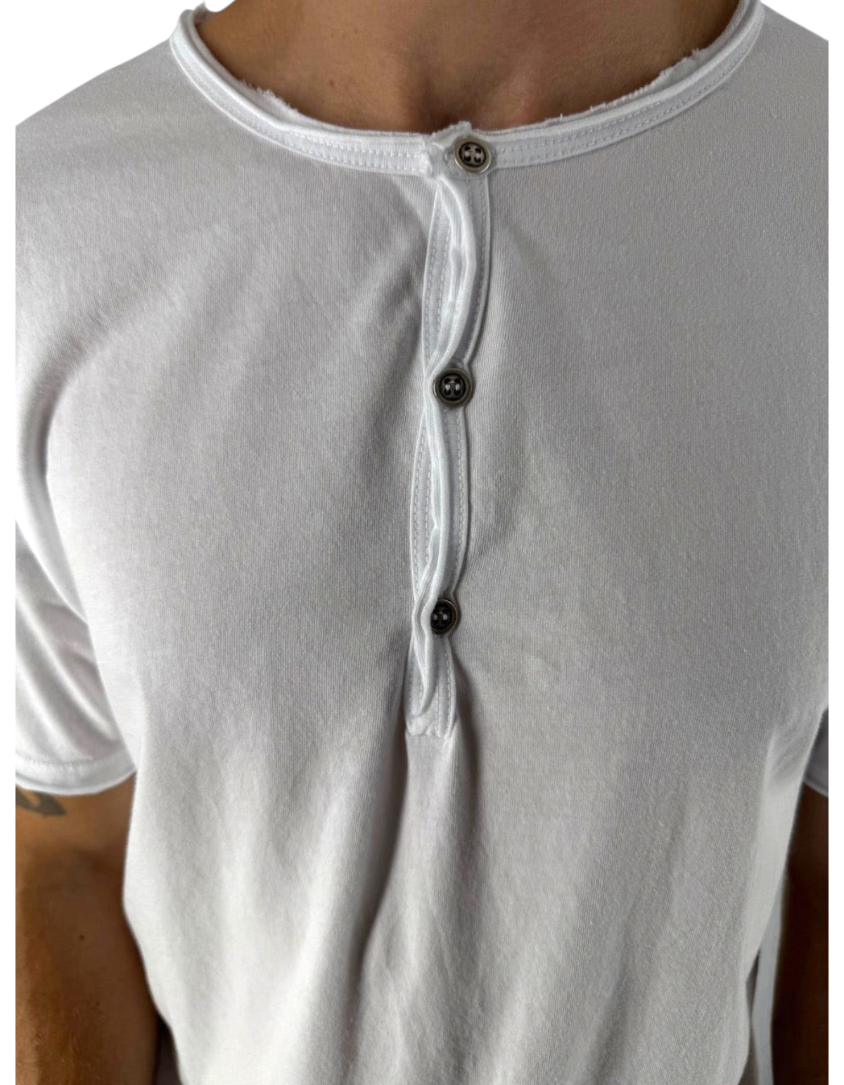 T-shirt serafino bianca DevidLabel in jersey di cotone con tre bottoni metallici e dettagli a taglio vivo