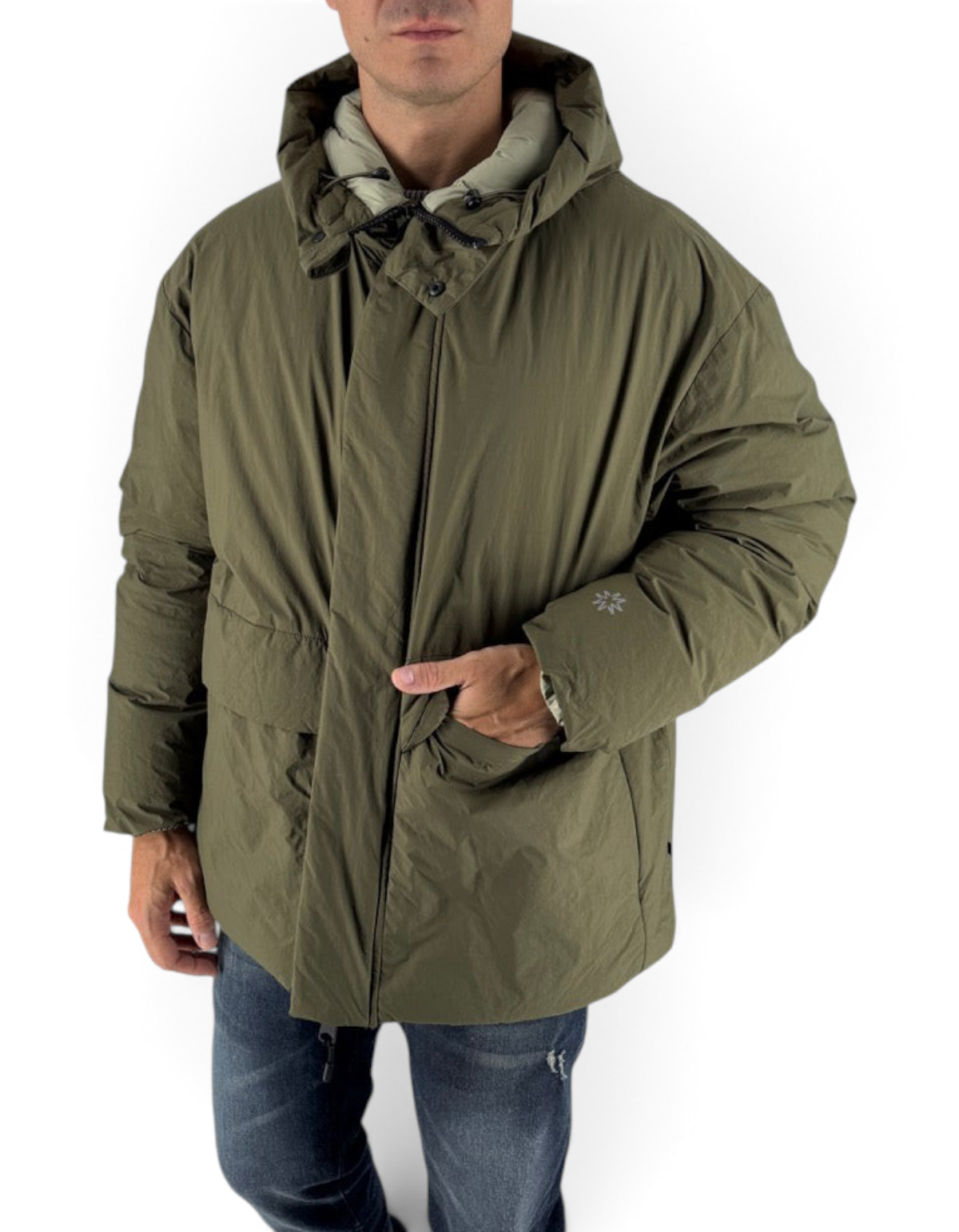 Modello indossa giubbotto imbottito Montereggi Krim verde militare con cappuccio, collezione DevidLabel autunno inverno