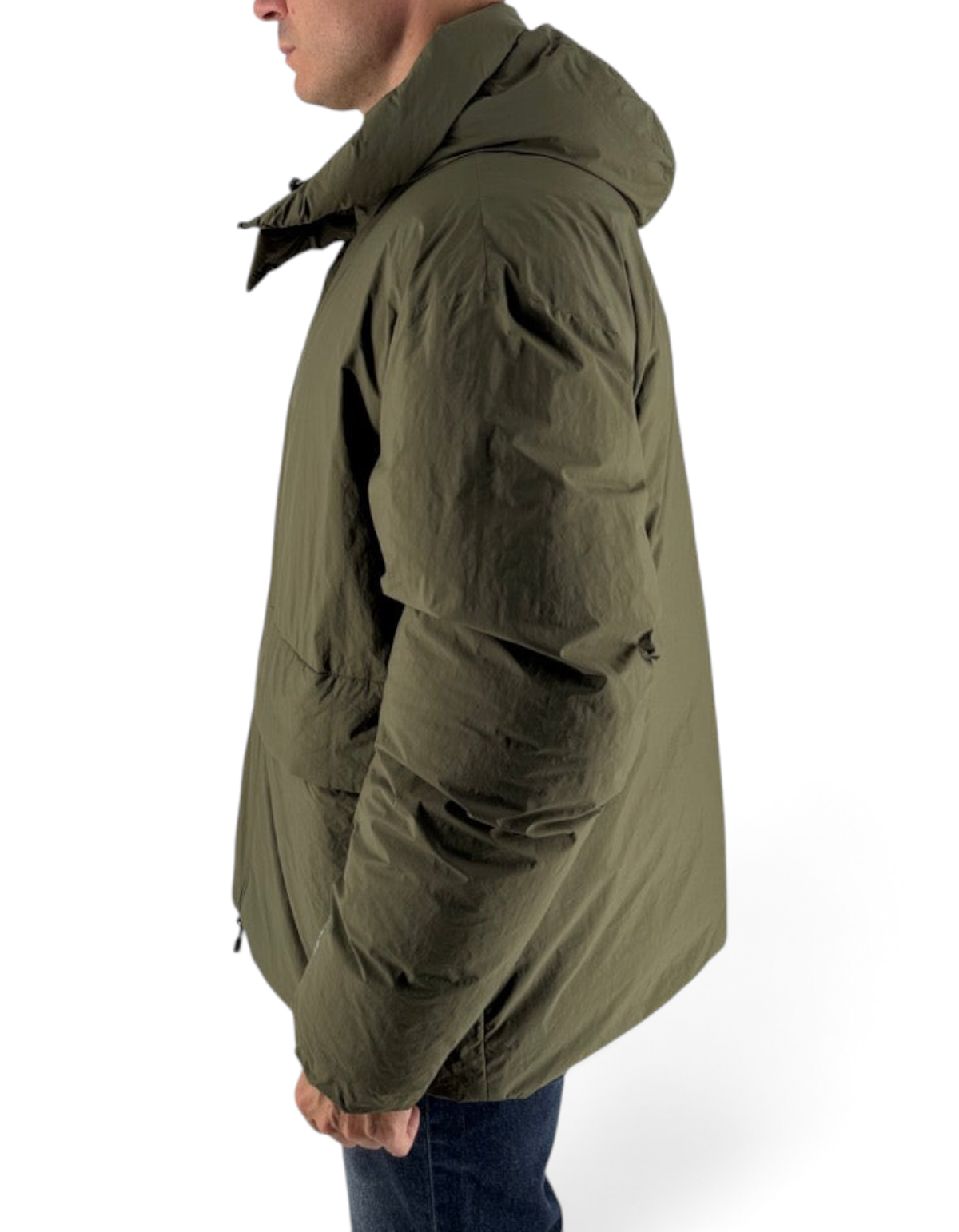 Giubbotto Krim DevidLabel verde militare con cappuccio, indossato di profilo da un modello su sfondo bianco