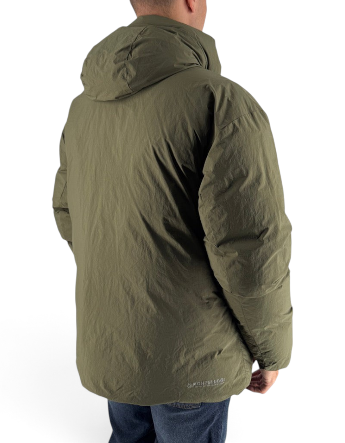 Modello indossa giubbotto Montereggi Krim verde militare con cappuccio, vista posteriore, collezione DevidLabel