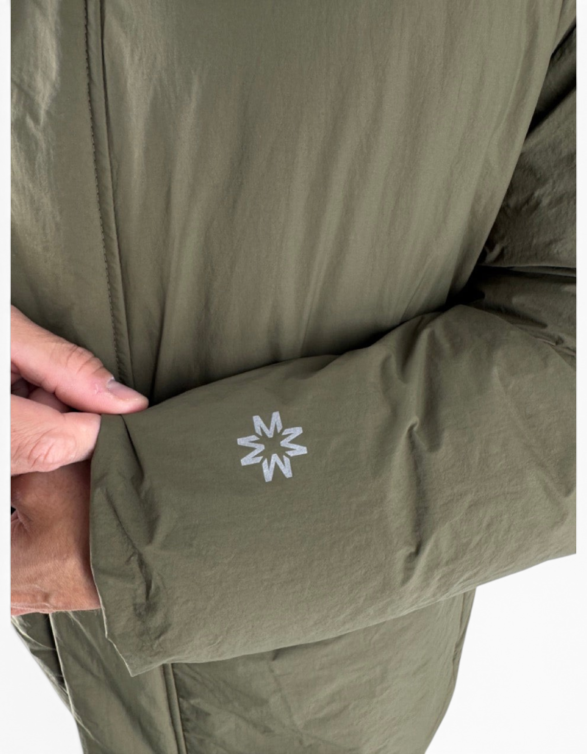 Dettaglio manica giubbotto Montereggi Krim DevidLabel in nylon verde militare con logo riflettente