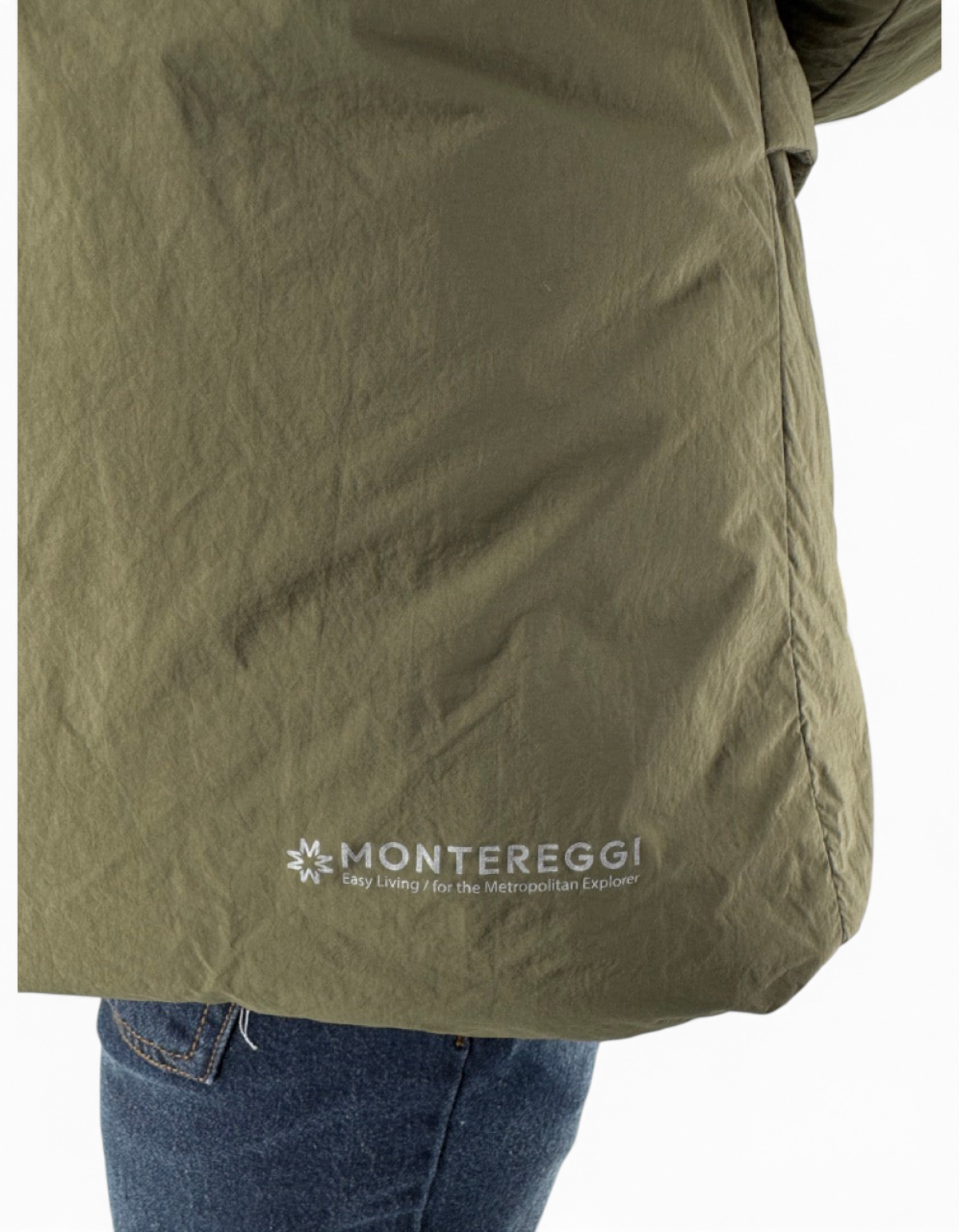 Dettaglio del giubbotto Montereggi Krim verde militare in nylon con logo stampato, collezione DevidLabel