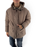 Modello indossa giubbotto imbottito DevidLabel Krim color tortora con cappuccio e chiusura frontale