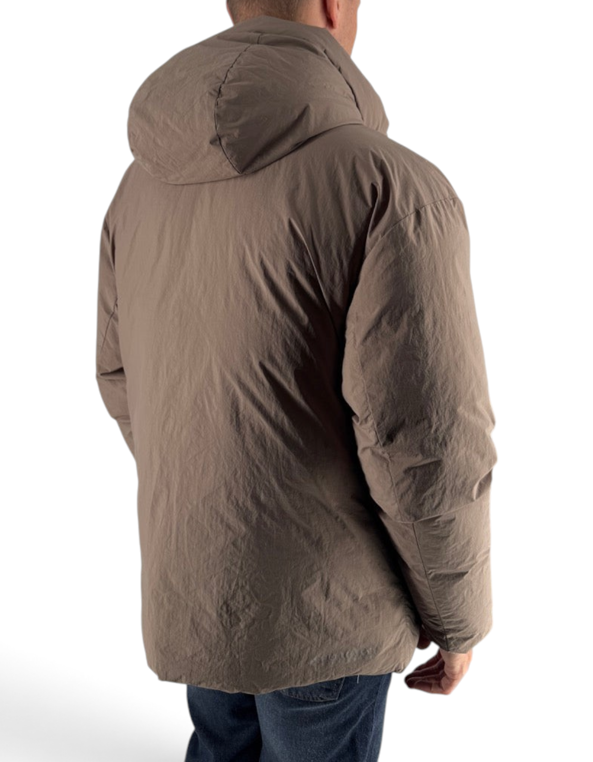 Vista posteriore del giubbotto Montereggi Krim color tortora con cappuccio, indossato da un uomo