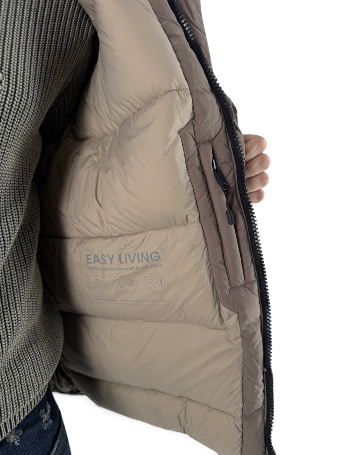 Dettaglio interno del giubbotto Montereggi Krim color tortora di DevidLabel con imbottitura tecnica e zip