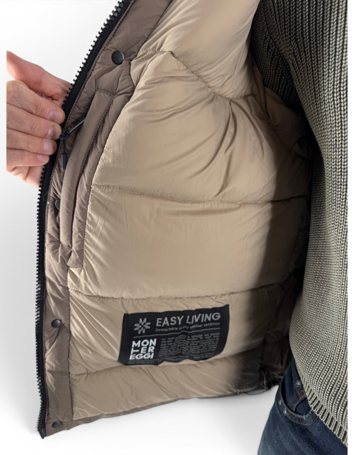 Interno del giubbotto Montereggi Krim color tortora di DevidLabel con etichetta Easy Living e chiusura a zip