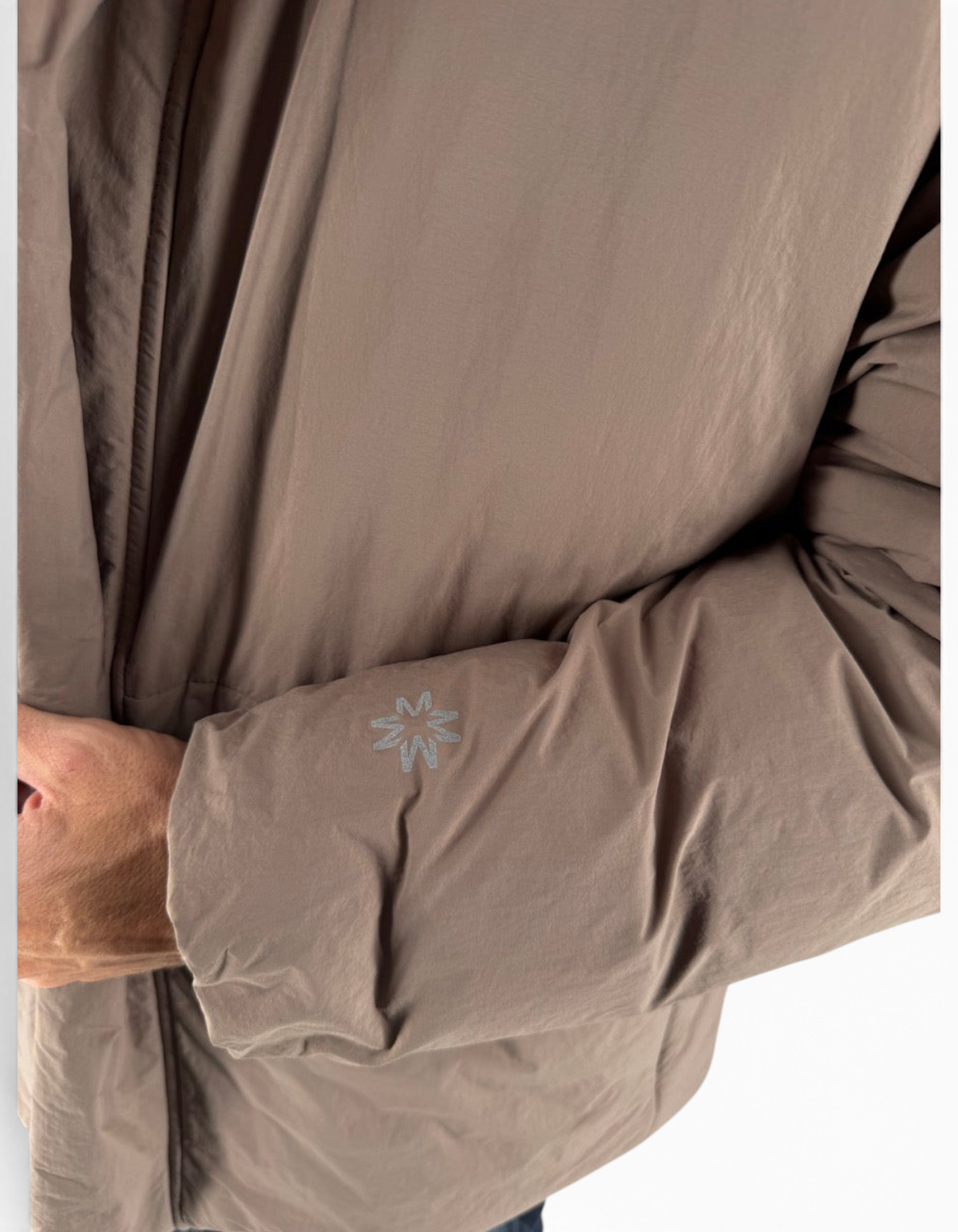 Dettaglio manica del giubbotto Montereggi Krim color tortora con logo ricamato, collezione DevidLabel