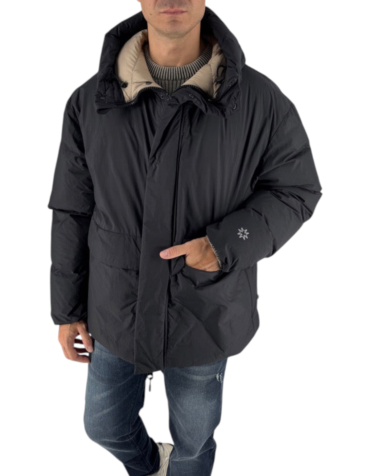 Modello indossa giubbotto nero Montereggi Krim con cappuccio e interno a contrasto beige, brand DevidLabel