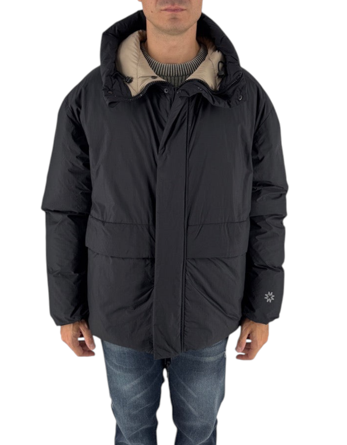 Modello indossa giubbotto nero Montereggi Krim con cappuccio e interno a contrasto beige, collezione DevidLabel