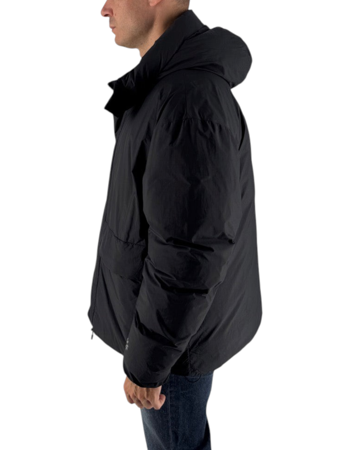 Modello indossa giubbotto nero Montereggi Krim in nylon con cappuccio, vista laterale, collezione DevidLabel