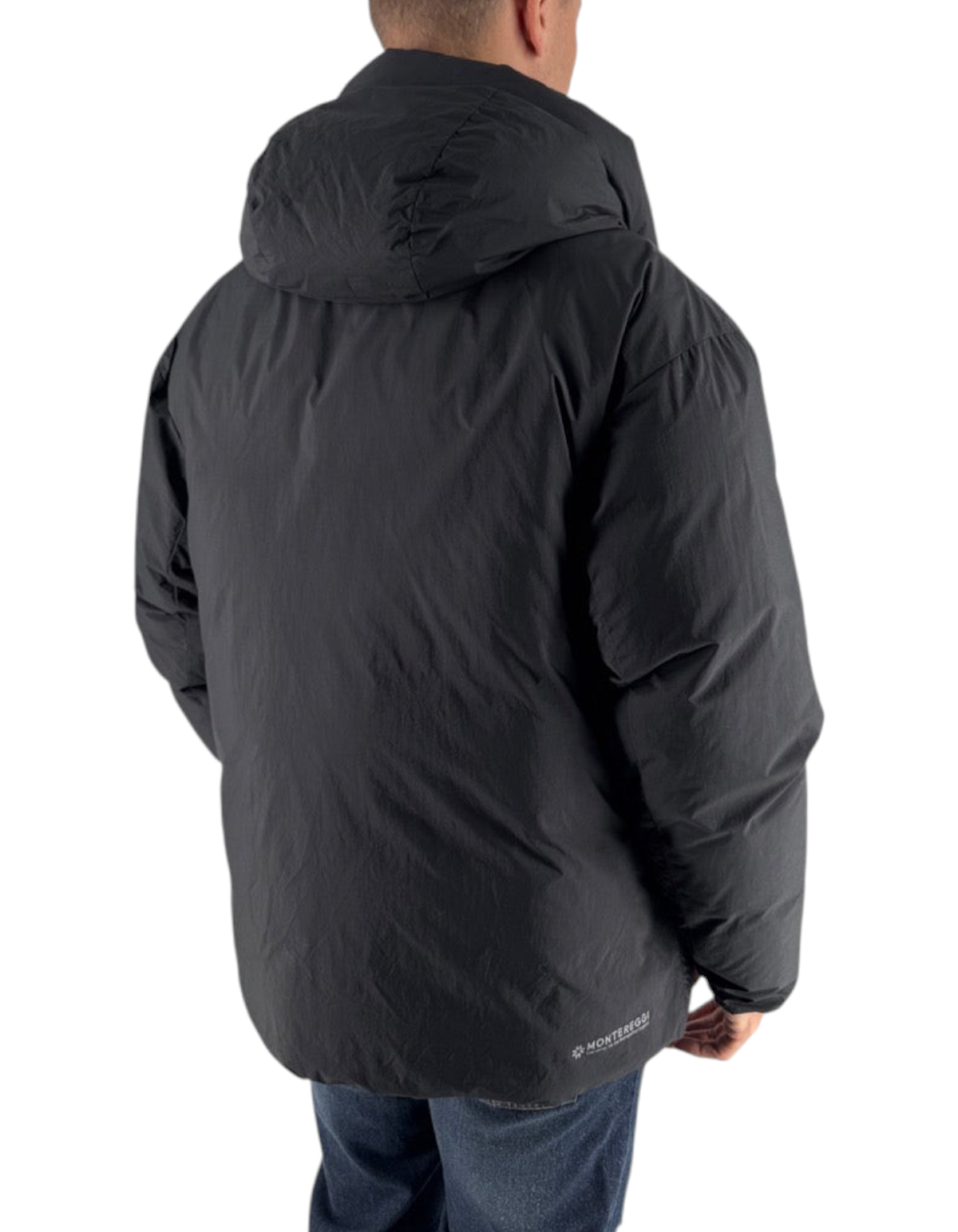 Giubbotto Montereggi Krim nero con cappuccio indossato da un uomo, vista posteriore, collezione DevidLabel