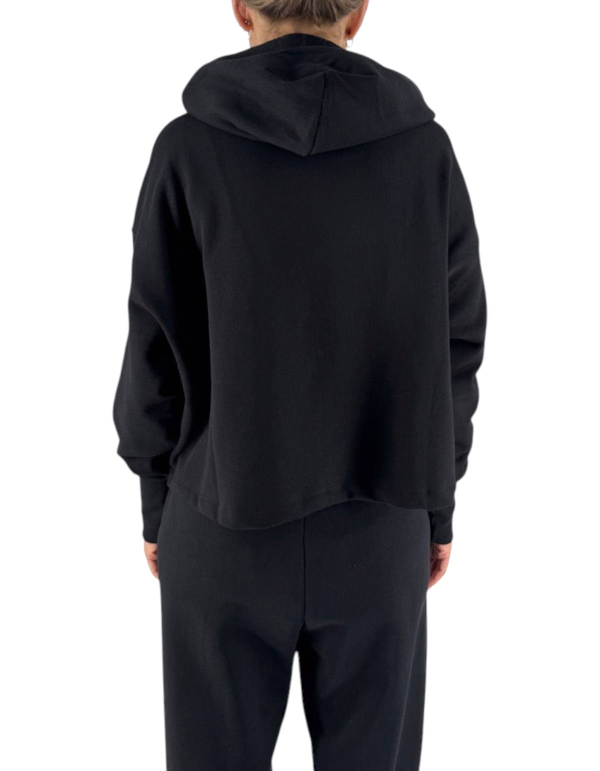 Vista posteriore di una felpa crop nera con cappuccio di DevidLabel, dal taglio boxy e stile streetwear contemporaneo