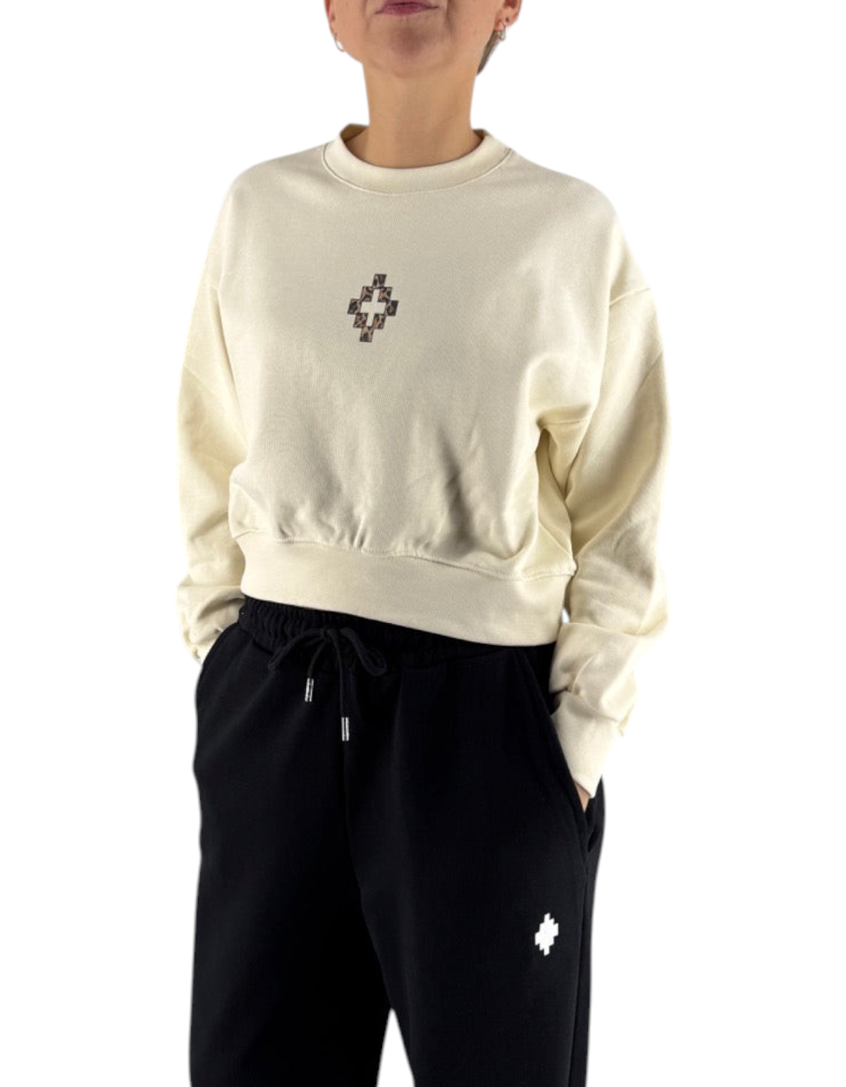 Modella indossa felpa DevidLabel Marcelo Burlon - County Of Milan color latte con logo ricamato e taglio corto