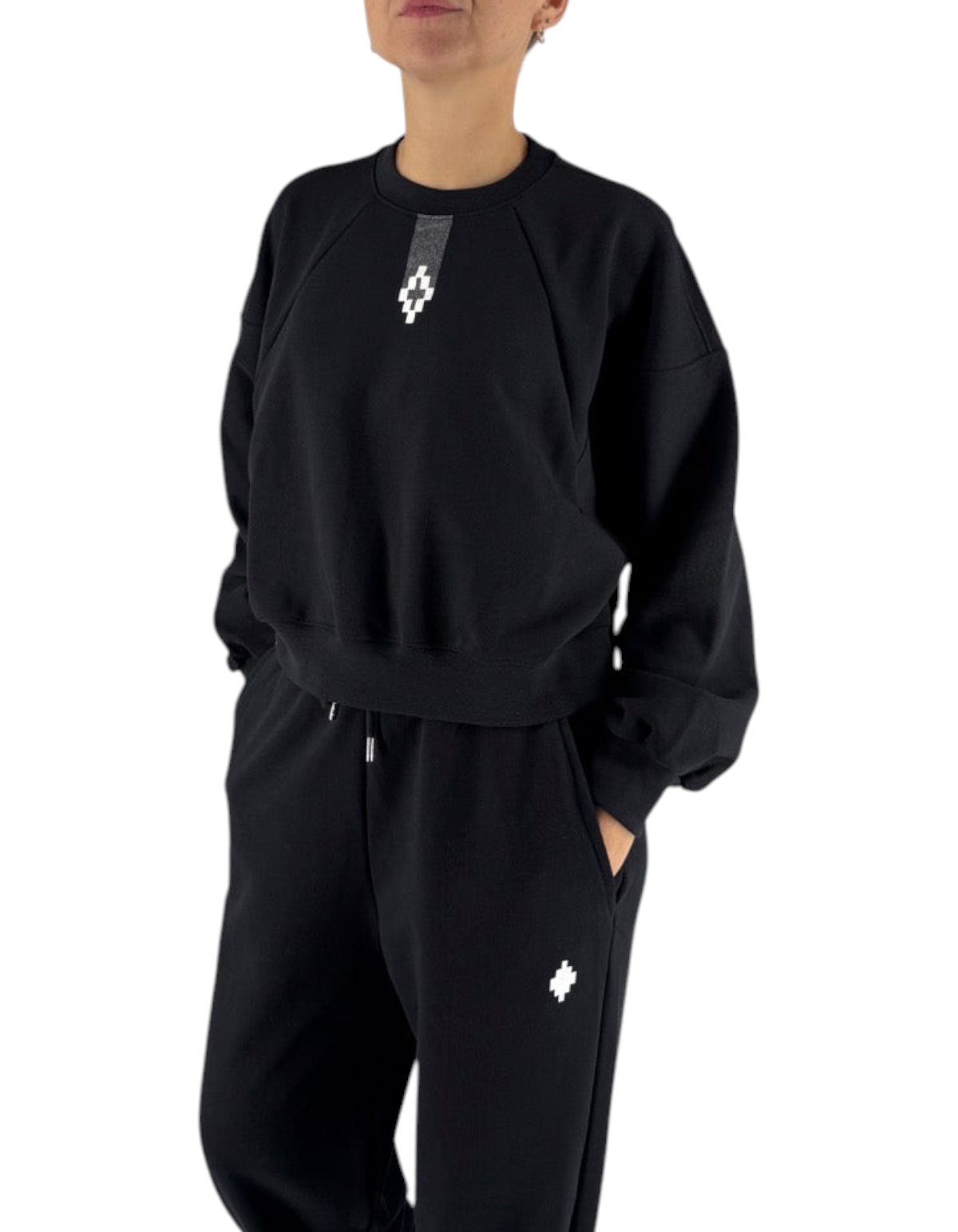 Modella indossa felpa crop nera Marcelo Burlon - County Of Milan con logo iconico, stile streetwear DevidLabel