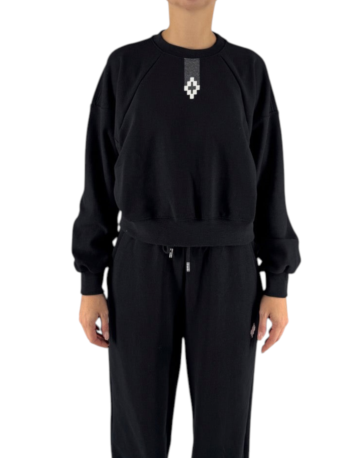 Modella indossa felpa crop nera Marcelo Burlon - County Of Milan con logo sul petto, stile streetwear DevidLabel