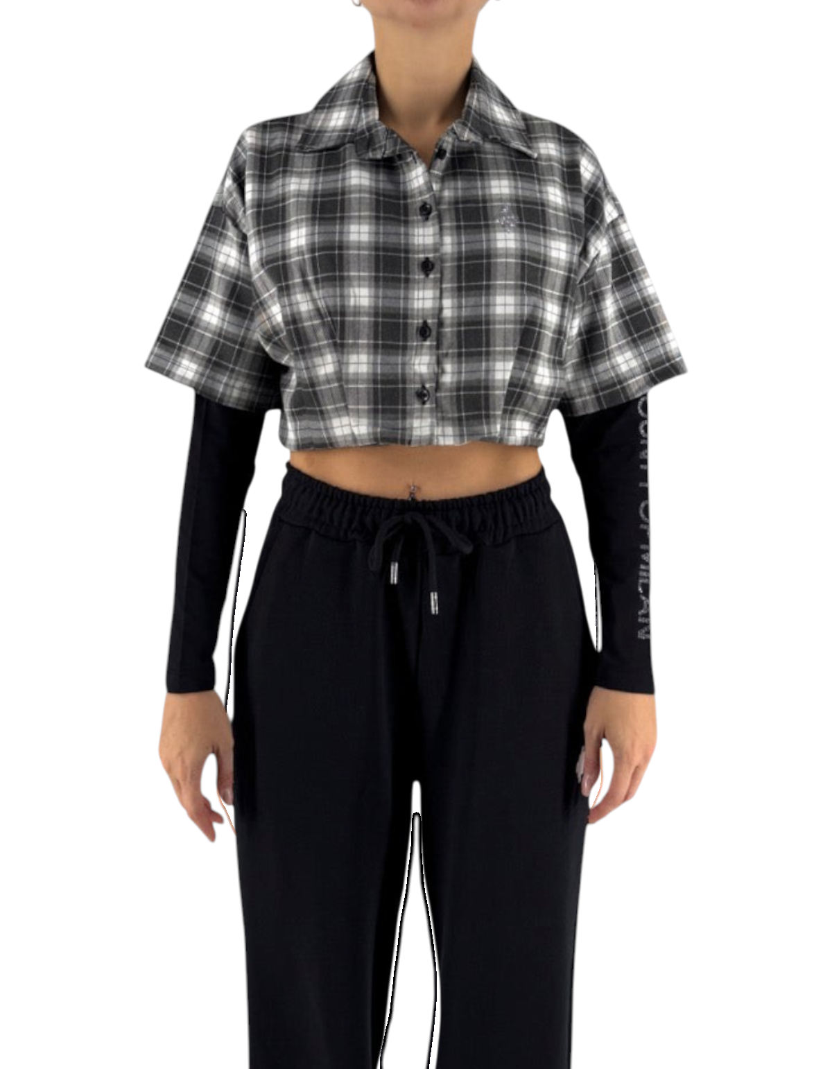 Modella indossa camicia crop DevidLabel in flanella a quadri bianco e nero con maniche lunghe in jersey nero