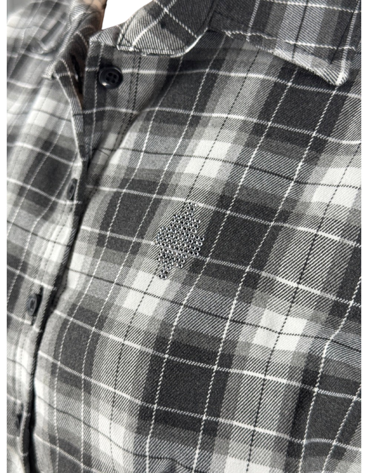 Camicia crop in flanella a quadri bianco e nero DevidLabel con logo ricamato sul petto
