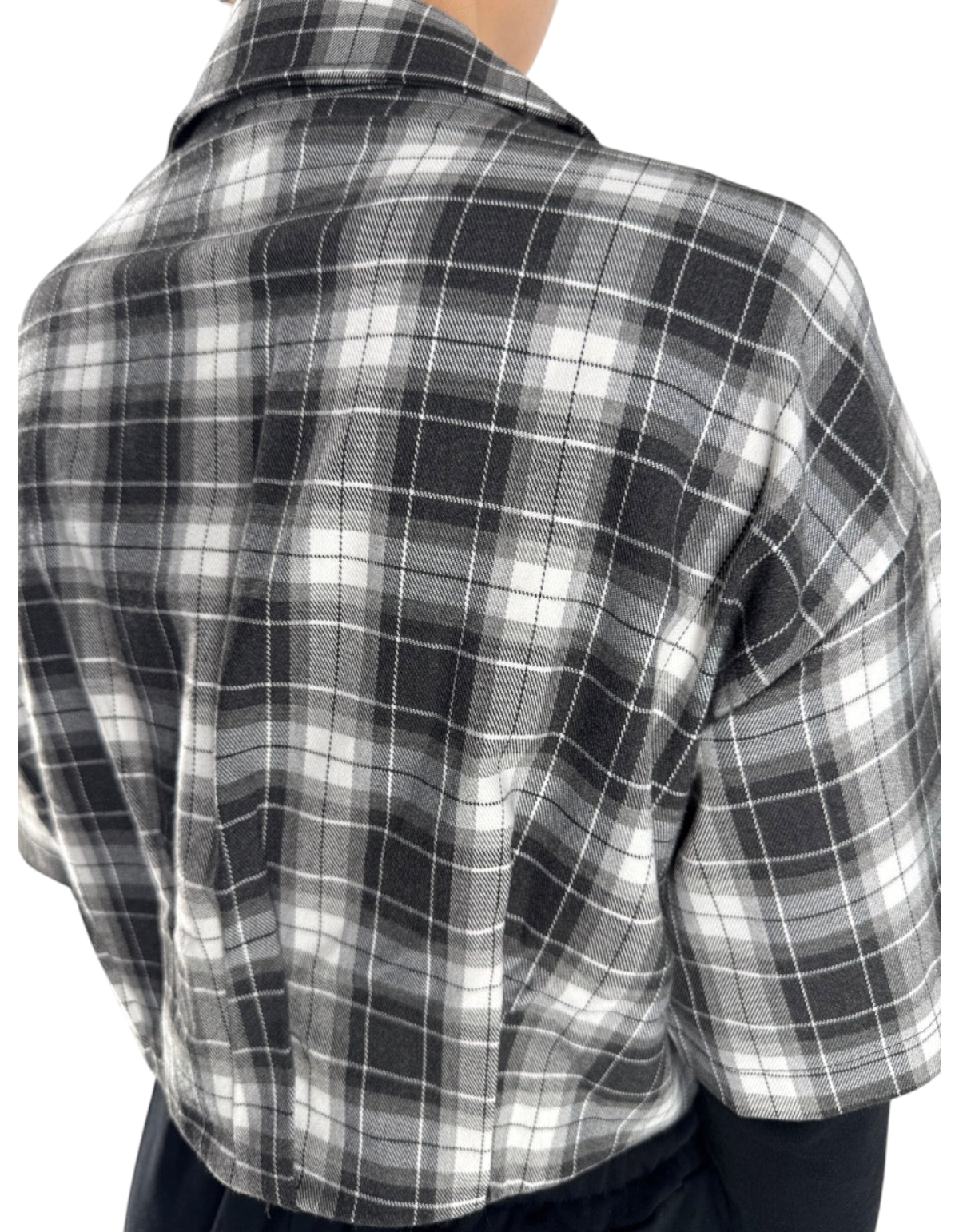 Vista posteriore della camicia crop in flanella a quadri bianco e nero di DevidLabel con maniche in jersey